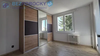 Yatak odası; manzara, ahşap zemin, doğal ışık