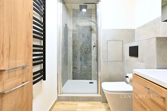 Bagno; pavimento in piastrelle, ristrutturato, luce naturale, stile moderno