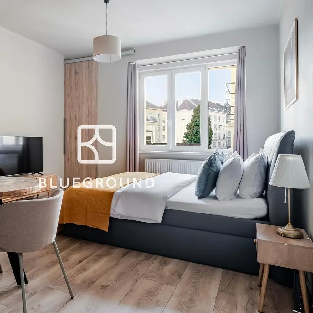 Ložnice; výhled, dřevěná podlaha, přirozené světlo, moderní styl