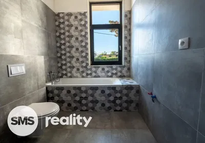 Badezimmer; fliesenboden, tageslicht, renoviert, blick