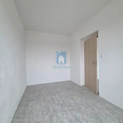 Schlafzimmer; fliesenboden, tageslicht