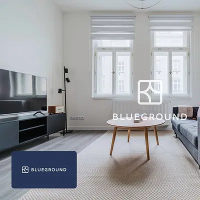 Woonkamer; moderne stijl, houten vloer, natuurlijk licht