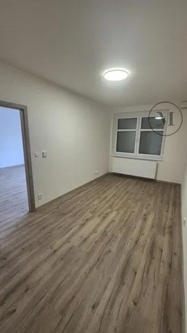 Schlafzimmer; holzboden, tageslicht, renoviert