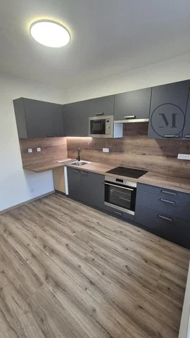 Küche; küchengeräte, renoviert, fliesenboden, holzboden, tageslicht