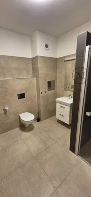 Toilette; fliesenboden, renoviert, tageslicht