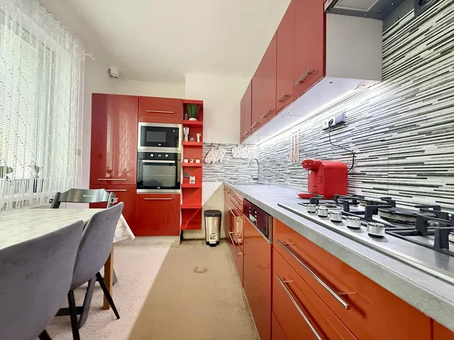 Küche; küchengeräte, tageslicht, moderner stil