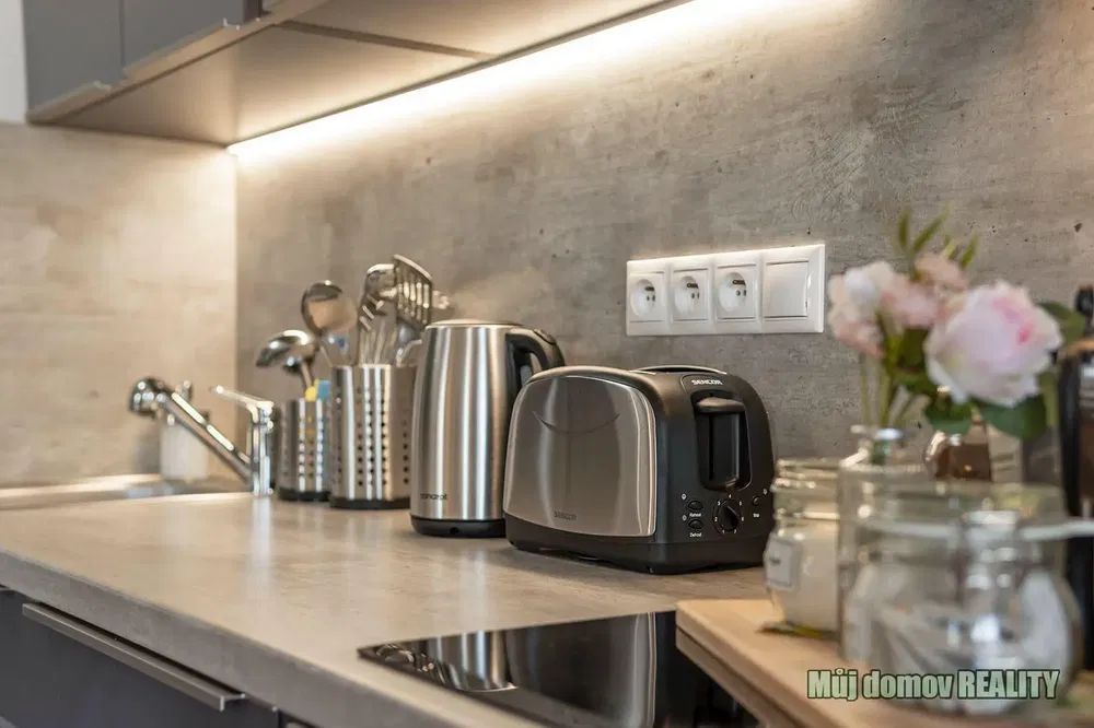 Kitchen; kitchen appliances, renovated, natural light
