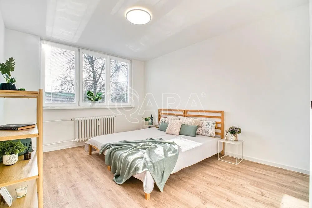 Ložnice; přirozené světlo, moderní styl