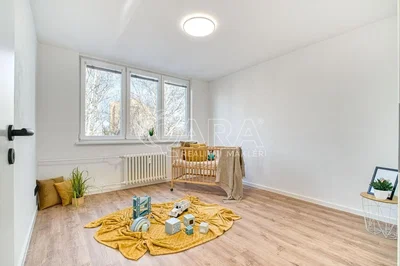 Dětský pokoj; přirozené světlo, dřevěná podlaha, moderní styl