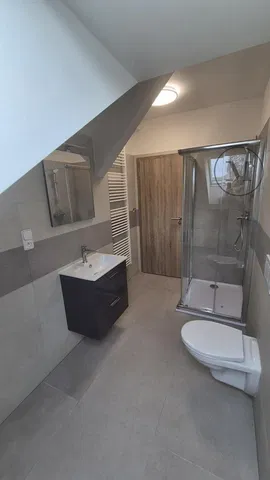 Badezimmer; fliesenboden, renoviert, tageslicht