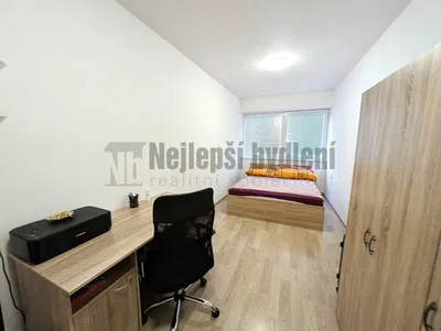 Dormitorio; suelo de madera, luz natural