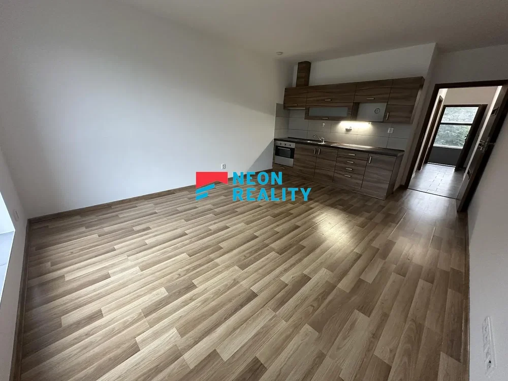 Кухиња; дрвени под, реновиран, природно светло