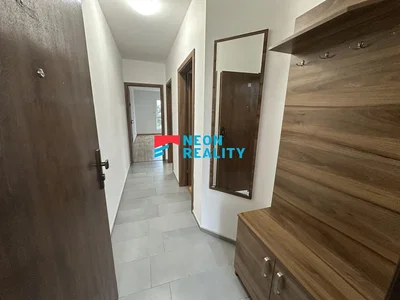 Гардероба; плочице, природно светло
