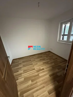 Спаваћа соба; дрвени под, природно светло