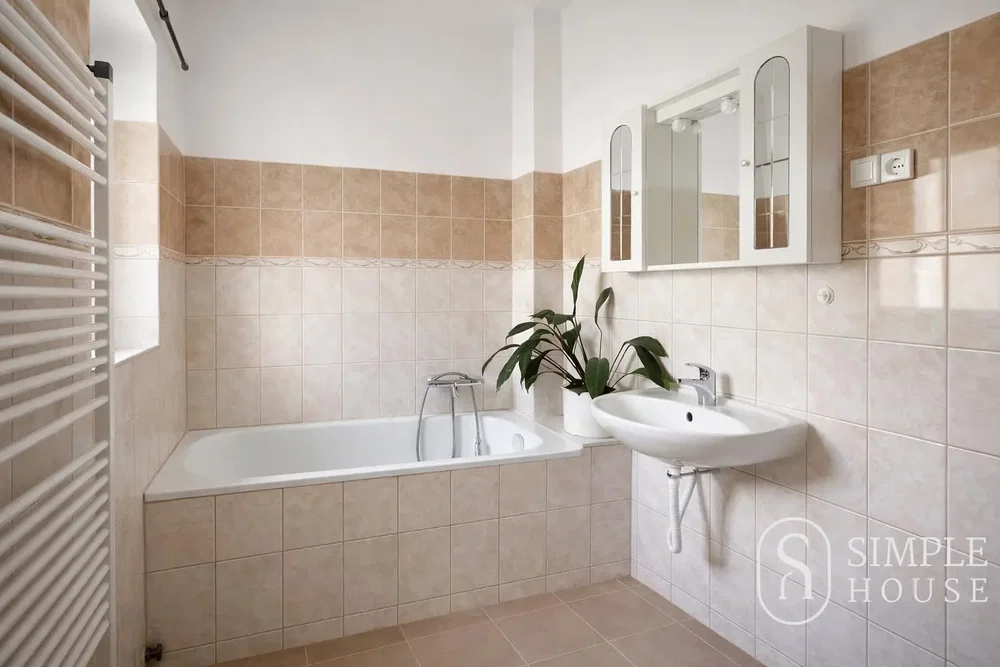 Badezimmer; fliesenboden, tageslicht, renoviert