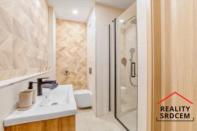 Badezimmer; fliesenboden, renoviert, tageslicht, moderner stil