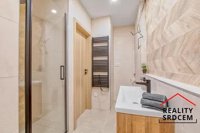 Badezimmer; fliesenboden, renoviert, tageslicht, moderner stil