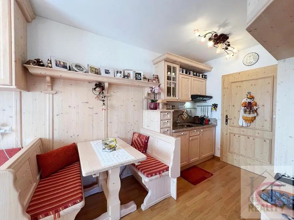 Cuisine; poutres en bois, style rustique, parquet, lumière naturelle