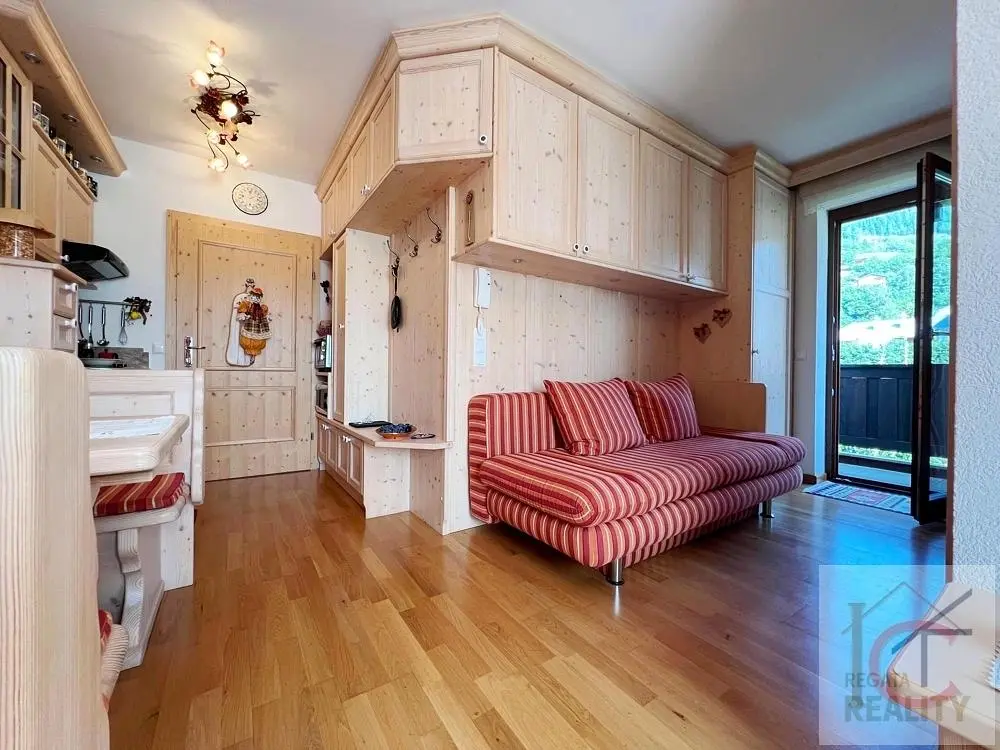 Cuisine; vue, parquet, lumière naturelle, style rustique