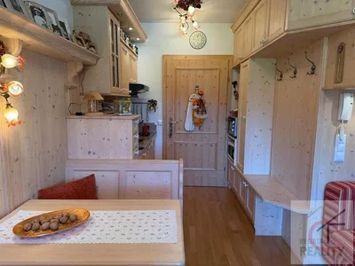 Cuisine; style rustique, poutres en bois, parquet