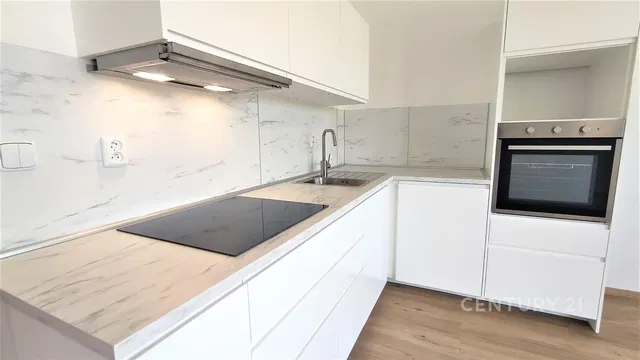 Kitchen; kitchen appliances, renovated, natural light