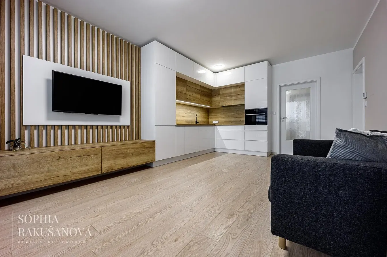 Sala de estar; estilo moderno, chão de madeira, renovado, luz natural