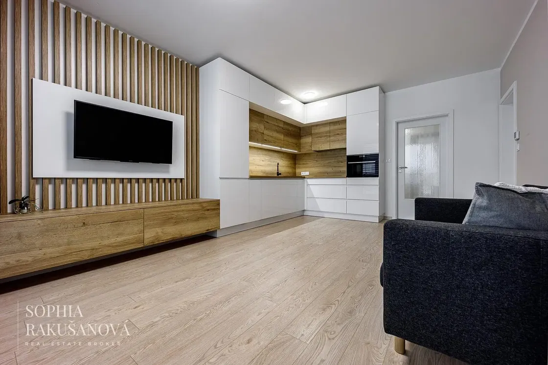 Sala de estar; estilo moderno, chão de madeira, renovado, luz natural