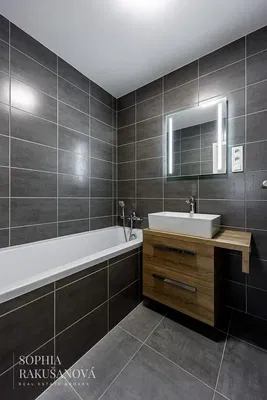 Casa de banho; chão de azulejo, renovado, luz natural, estilo moderno