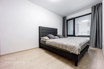 Quarto; chão de madeira, luz natural