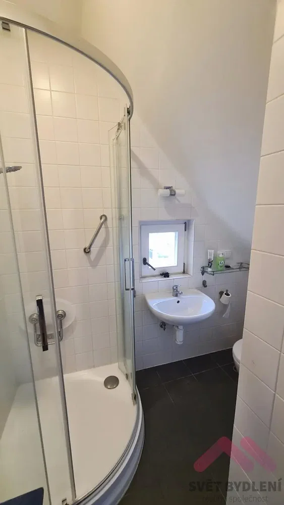 Banyo; fayans zemin, doğal ışık