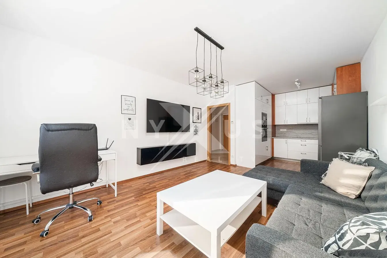 Soggiorno; pavimento in legno, luce naturale, stile moderno