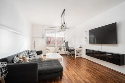 Soggiorno; vista, pavimento in legno, luce naturale, stile moderno