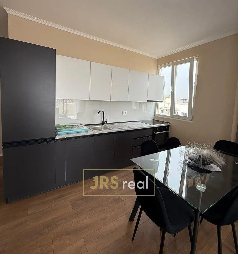 Cuisine; électroménager, parquet, lumière naturelle, style moderne