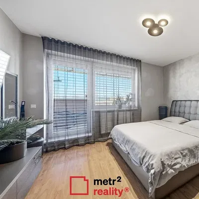 Schlafzimmer; tageslicht, holzboden, moderner stil