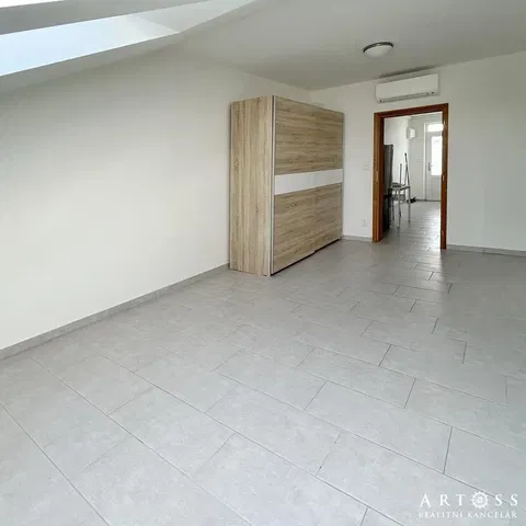 Quarto; chão de azulejo, luz natural