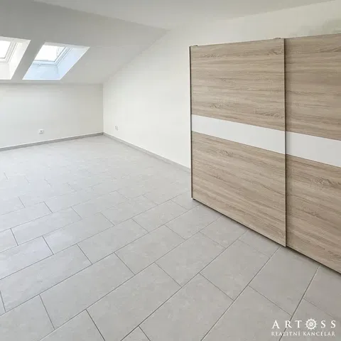 Quarto; chão de azulejo, luz natural