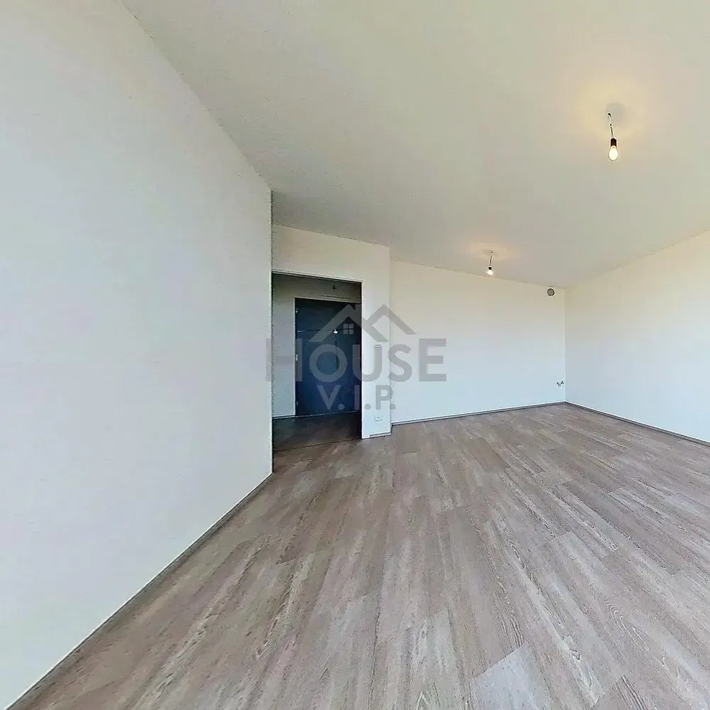 Дневна соба; дрвени под, природно светло