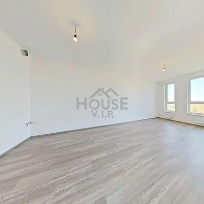 Дневна соба; дрвени под, природно светло, поглед