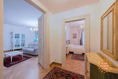 Oturma odası; ahşap zemin, doğal ışık, modern stil