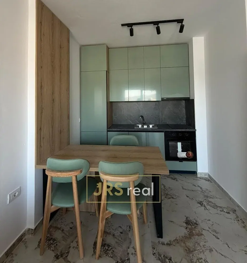 Kuchyně; kuchyňské spotřebiče, moderní styl, po rekonstrukci, přirozené světlo