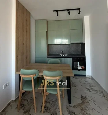 Kuchyně; kuchyňské spotřebiče, moderní styl, po rekonstrukci, přirozené světlo