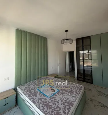 Ložnice; přirozené světlo, moderní styl