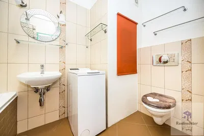 Toilette; fliesenboden, renoviert