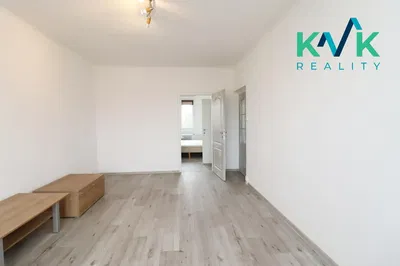 Obývací pokoj; přirozené světlo, dřevěná podlaha, po rekonstrukci