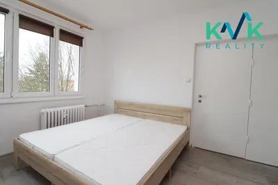Ložnice; přirozené světlo, dřevěná podlaha