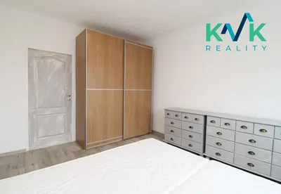 Ložnice; dřevěná podlaha, po rekonstrukci, přirozené světlo