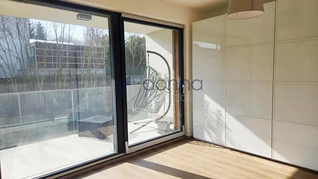 Balkon; widok, podłoga drewniana, światło dzienne