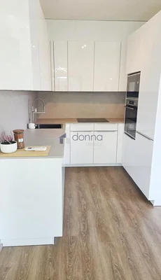 Cuisine; électroménager, rénové, lumière naturelle, style moderne