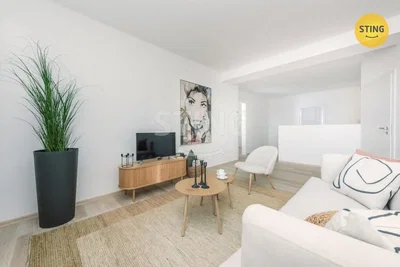 Wohnzimmer; tageslicht, moderner stil, holzboden