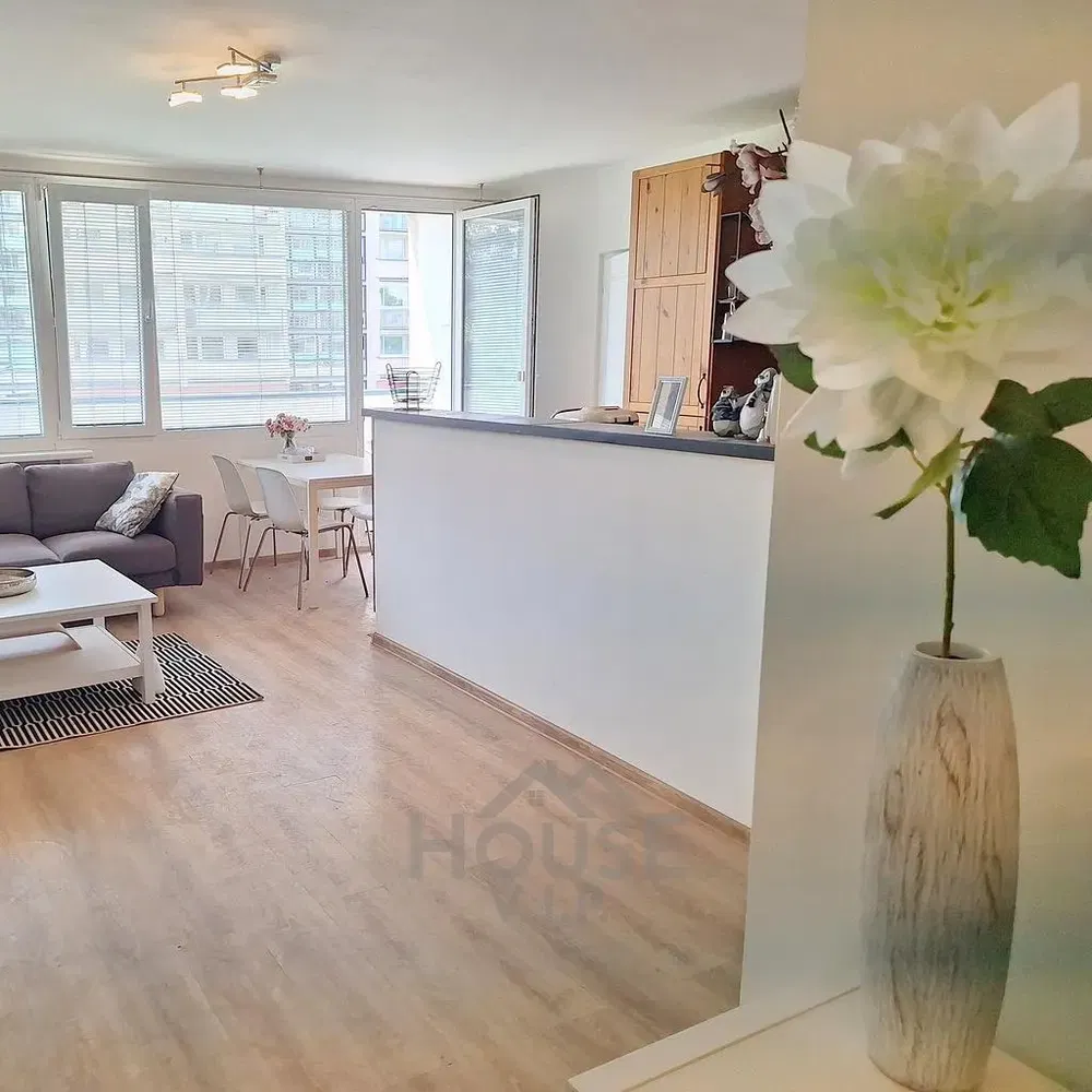 Wohnzimmer; tageslicht, moderner stil, holzboden